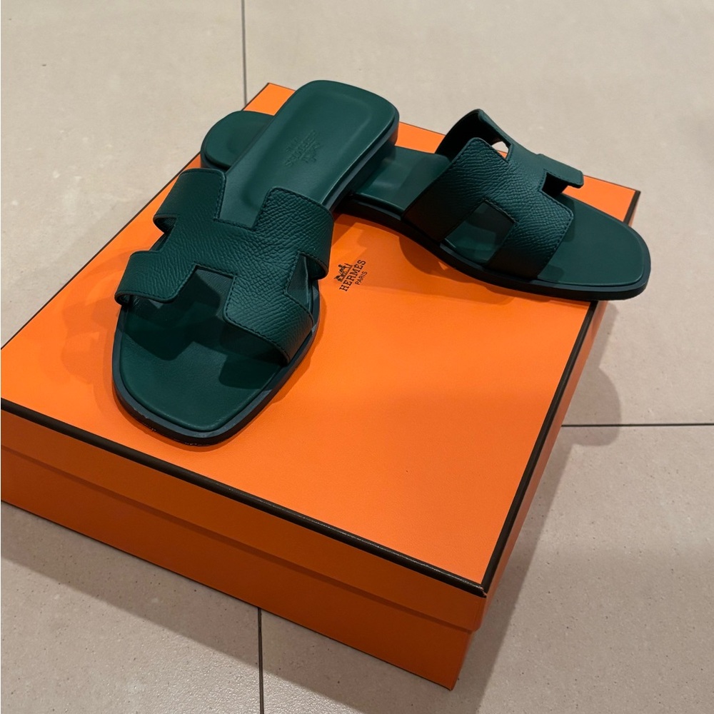 HERMES ORAN “H” flat sandal in Vert Oyat pebbled leather Size 36 1/2 EU, EUC